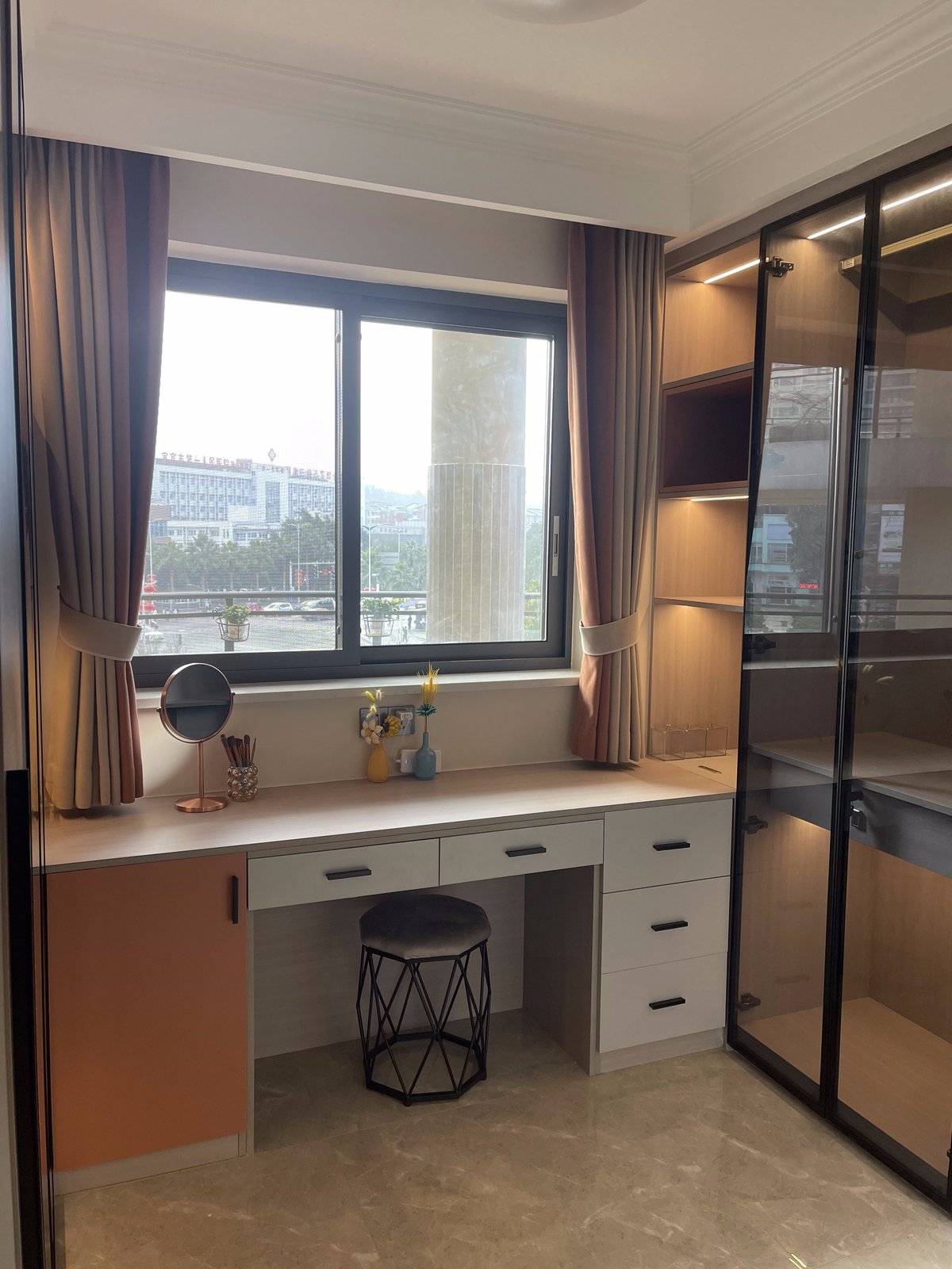 晨夕装饰完工实景-卧室飘窗梳妆台定制